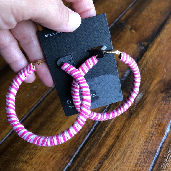 Free Press Pink & White Wrapped Hoop Earrings NWT - Picture 3 of 4